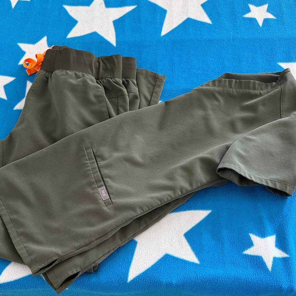 Figs Women’s Olive Scrubs